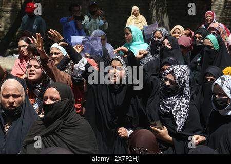 Srinagar, Jammu-et-Cachemire, Inde. 21 mai 2024. Des musulmans chiites du Cachemire tiennent des photos du président iranien Ebrahim Raisi et d'autres dirigeants crient des slogans lors d'une cérémonie de deuil à Srinagar, en Inde, au Cachemire, le lundi 21 mai, 2024. Raisi et plusieurs autres responsables ont été retrouvés morts lundi, quelques heures après que leur hélicoptère s'est écrasé dans une région montagneuse et brumeuse du nord-ouest de l'Iran, ont rapporté les médias d'État. (Crédit image : © Sajad Hameed/ZUMA Press Wire) USAGE ÉDITORIAL SEULEMENT! Non destiné à UN USAGE commercial ! Banque D'Images