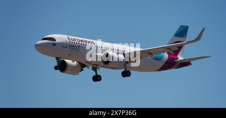 Tenerife, Espagne 4 mai 2024. Airbus A320-251N Eurowings Airlines vole dans le ciel bleu. Atterrissage à l'aéroport de Tenerife Banque D'Images