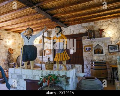 Mai 2024, expositions dans la cave Sterna, vignoble et musée du vin , Kathikas, Chypre. Banque D'Images