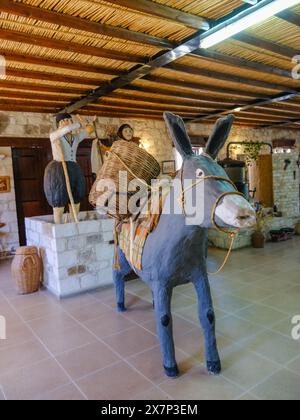 Mai 2024, expositions dans la cave Sterna, vignoble et musée du vin , Kathikas, Chypre. Banque D'Images