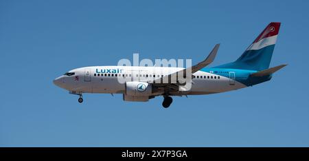 Tenerife, Espagne 4 mai 2024. Boeing 737-7C9 Luxair Airlines vole dans le ciel bleu. Atterrissage à l'aéroport de Tenerife Banque D'Images
