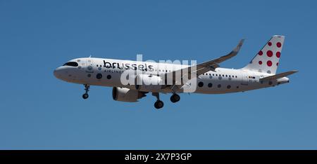 Tenerife, Espagne 4 mai 2024. Airbus A320-251N Brussels Airlines vole dans le ciel bleu. Atterrissage à l'aéroport de Tenerife Banque D'Images