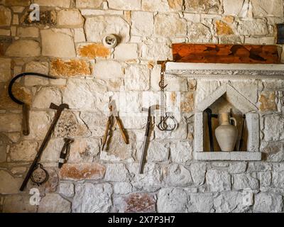 Mai 2024, expositions dans la cave Sterna, vignoble et musée du vin , Kathikas, Chypre. Banque D'Images