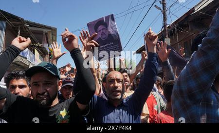 Srinagar, Jammu-et-Cachemire, Inde. 21 mai 2024. Les musulmans chiites du Cachemire se rassemblent pour pleurer la cérémonie de la mort du président iranien Ebrahim Raisi et d'autres dirigeants crient des slogans lors d'une cérémonie de deuil à Srinagar, en Inde, au Cachemire, le lundi 21 mai, 2024. Raisi et plusieurs autres responsables ont été retrouvés morts lundi, quelques heures après que leur hélicoptère s'est écrasé dans une région montagneuse et brumeuse du nord-ouest de l'Iran, ont rapporté les médias d'État. (Crédit image : © Sajad Hameed/ZUMA Press Wire) USAGE ÉDITORIAL SEULEMENT! Non destiné à UN USAGE commercial ! Banque D'Images