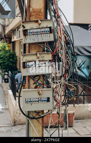 Fils électriques et panneau électrique à Beyrouth, Liban Banque D'Images