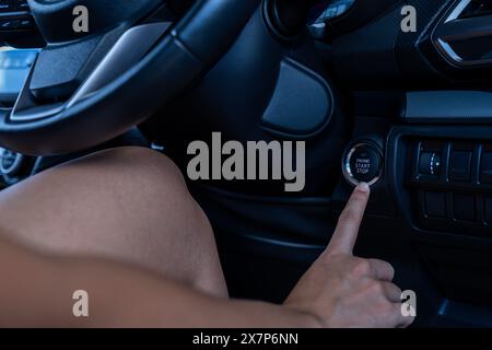 Appuyez sur le bouton de démarrage du véhicule, le bouton de démarrage et d'arrêt du moteur Banque D'Images