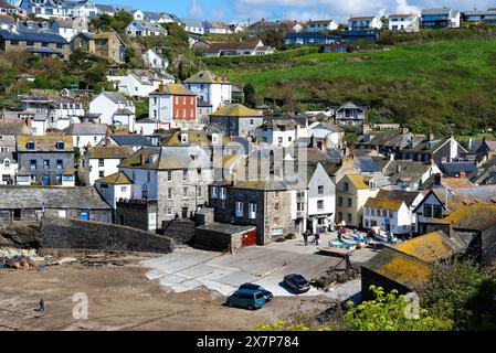 Le village de pêcheurs de Cornouailles de Port Isaac sur une journée de printemps ensoleillée North Cornwall Angleterre Royaume-Uni Banque D'Images