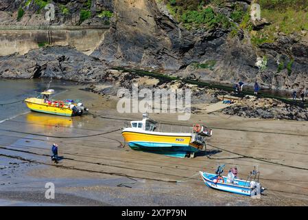 Le village de pêcheurs de Cornouailles de Port Isaac sur une journée de printemps ensoleillée North Cornwall Angleterre Royaume-Uni Banque D'Images