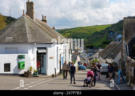 Le village de pêcheurs de Cornouailles de Port Isaac sur une journée de printemps ensoleillée North Cornwall Angleterre Royaume-Uni Banque D'Images