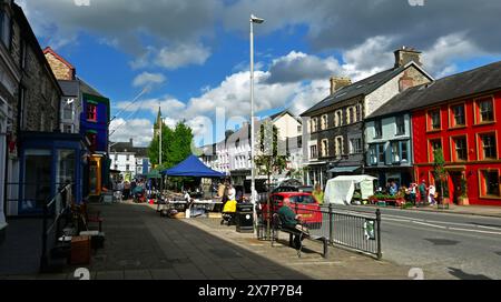 Machynlleth ville montrant la rue principale, les magasins, le marché, tour de l'horloge gens shopping, Powys WALES UK Banque D'Images