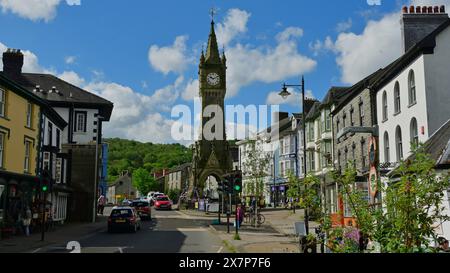 Machynlleth ville de marché dans Powys pays de Galles avec des magasins et tour de l'horloge historique Banque D'Images