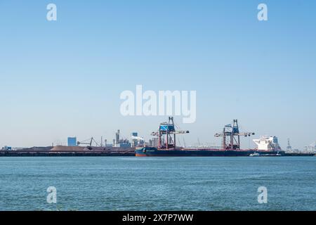 Rotterdam - de grandes quantités de charbon et de minerai de fer sont transbordées sur le Maasvlakte de Rotterdam par les sociétés de transbordement EMO et EECV. ANP/ Hollandse Hoogte/ MediaTV netherlands Out - belgique Out Banque D'Images