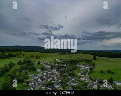 AB dem Nachmittag soll bzw. Kann es zu Unwetter kommen. Es gibt auch eine Unwetterwarnung vor Starkregen und Gewitter. Der Himmel wie hier BEI einer Luftaufnahme des Ortes Siegen-Oberschelden zieht sich Bereits zu. Es ziehen dunkle Wolken auf. Fruehling Frühling im Siegerland AM 21.05.2024 à Siegen/Deutschland. *** Des orages sont attendus ou peuvent se produire à partir de l'après-midi il y a aussi un avertissement de tempête pour de fortes pluies et des orages le ciel est déjà en train de se rapprocher, comme on le voit ici dans une vue aérienne de la ville de Siegen Oberschelden des nuages sombres se rassemblent Fruehling Frühling im Siegerl Banque D'Images