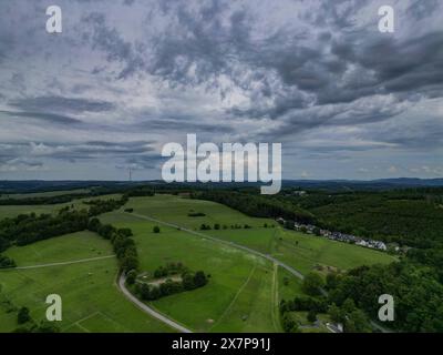 AB dem Nachmittag soll bzw. Kann es zu Unwetter kommen. Es gibt auch eine Unwetterwarnung vor Starkregen und Gewitter. Der Himmel wie hier BEI einer Luftaufnahme des Ortes Siegen-Oberschelden zieht sich Bereits zu. Es ziehen dunkle Wolken auf. Fruehling Frühling im Siegerland AM 21.05.2024 à Siegen/Deutschland. *** Des orages sont attendus ou peuvent se produire à partir de l'après-midi il y a aussi un avertissement de tempête pour de fortes pluies et des orages le ciel est déjà en train de se rapprocher, comme on le voit ici dans une vue aérienne de la ville de Siegen Oberschelden des nuages sombres se rassemblent Fruehling Frühling im Siegerl Banque D'Images