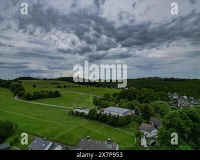 AB dem Nachmittag soll bzw. Kann es zu Unwetter kommen. Es gibt auch eine Unwetterwarnung vor Starkregen und Gewitter. Der Himmel wie hier BEI einer Luftaufnahme des Ortes Siegen-Oberschelden zieht sich Bereits zu. Es ziehen dunkle Wolken auf. Fruehling Frühling im Siegerland AM 21.05.2024 à Siegen/Deutschland. *** Des orages sont attendus ou peuvent se produire à partir de l'après-midi il y a aussi un avertissement de tempête pour de fortes pluies et des orages le ciel est déjà en train de se rapprocher, comme on le voit ici dans une vue aérienne de la ville de Siegen Oberschelden des nuages sombres se rassemblent Fruehling Frühling im Siegerl Banque D'Images