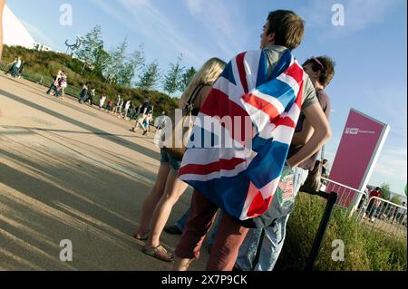 Fan de sport, drapé dans le drapeau britannique, dans le parc olympique de la Reine Elizabeth, pendant les Jeux paralympiques de Londres de 2012, Stratford. Banque D'Images