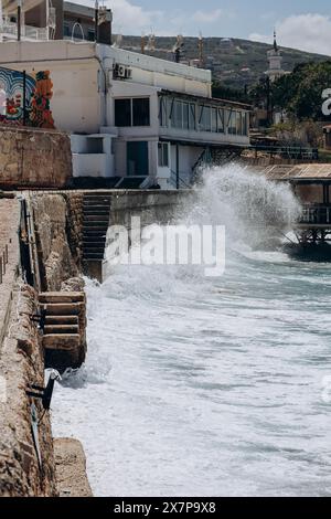 Batroun, Liban - 23.04.2023 : des vagues s'écrasent sur la jetée de Batroun, Liban Banque D'Images