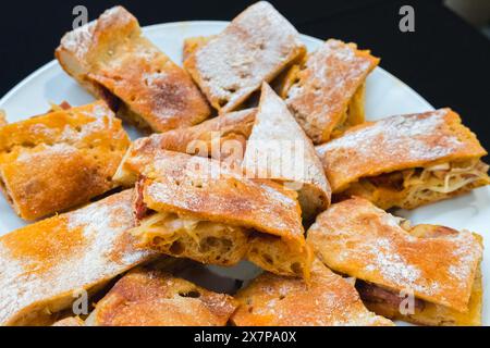 Empanada de style portugais, tarte traditionnelle farcie de viande typique du Portugal. Concept de photographie culinaire Banque D'Images