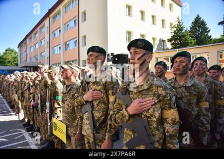 Les cadets chantent l'hymne national de l'Ukraine lors de l'ouverture des premiers concours en Ukraine entre les élèves des lycées militaires "réserve de la jeunesse". Pour la première fois en Ukraine, des concours militaires appliqués pour les étudiants des lycées militaires "réserve de la jeunesse" ont eu lieu à Lviv. Les cadets ont concouru pour la coupe du Centre spécial de la Garde nationale d'Ukraine 'Omega'. 12 équipes de différentes régions d'Ukraine ont participé à la compétition. Les participants ont surmonté un parcours d'obstacles, lancé des grenades d'entraînement, tiré à partir d'un fusil à air comprimé, démontré la maîtrise du contrôle du drone, d'abord A. Banque D'Images