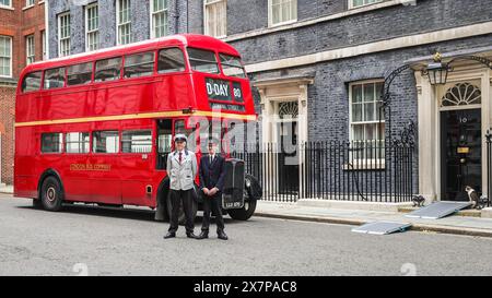 Londres, Royaume-Uni. 21 mai 2024. Le beau bus est garé à l'extérieur n ° 10, et est curieusement attendu par Larry le Cat. Deux vétérans, entrent dans Downing Street ainsi que des écoliers excités. Ils sont accueillis par l'épouse du premier ministre, Akshata Murthy, à l'occasion de la commémoration du « jour J 80 », le 80e anniversaire du jour J. Un bus à impériale rouge vintage avec une signalisation « jour J » est également vu à Downing Street pour l'occasion. Crédit : Imageplotter/Alamy Live News Banque D'Images