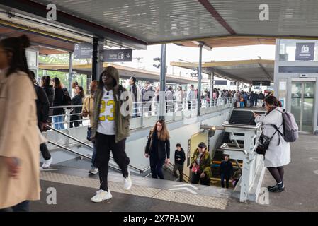 Paris, France. 21 mai 2024. Les navetteurs attendent sur un quai le 21 mai 2024 à Argenteuil, au nord de Paris, en France, lors d'une grève appelée par les employés de la SNCF, dans laquelle 1 train sur 5 est prévu par la compagnie ferroviaire française. La circulation sur les trains de banlieue et RER exploités par la SNCF est fortement perturbée le 21 mai 2024, en raison d’une grève des cheminots en Ile-de-France à la veille d’une journée de négociations sur les bonus reçus pour les Jeux Olympiques. Photo Pierrick Villette/ABACAPRESS. COM Credit : Abaca Press/Alamy Live News Banque D'Images