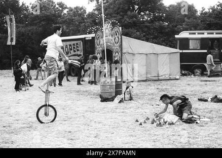 JONGLEUR, MONOCYCLE, CIRCUS FIELD, GLASTONBURY 95 : les artistes pratiquent dans le Circus Field au Glastonbury Festival, Pilton Farm, Somerset, Angleterre, 24 juin 1995. En 1995, le festival a célébré son 25e anniversaire. Photo : ROB WATKINS Banque D'Images