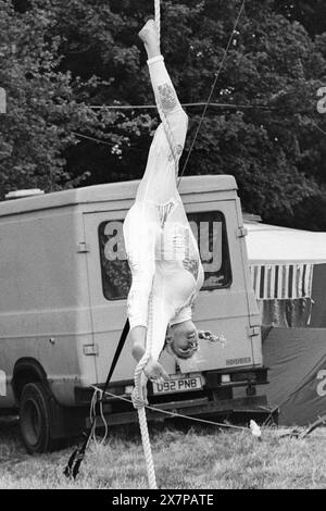 ACROBATS, CIRCUS FIELD, GLASTONBURY 95 : acrobates et artistes de haut niveau se produisent dans le Circus Field au Glastonbury Festival, Pilton Farm, Somerset, Angleterre, 24 juin 1995. En 1995, le festival a célébré son 25e anniversaire. Photo : ROB WATKINS Banque D'Images