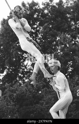 ACROBATS, CIRCUS FIELD, GLASTONBURY 95 : acrobates et artistes de haut niveau se produisent dans le Circus Field au Glastonbury Festival, Pilton Farm, Somerset, Angleterre, 24 juin 1995. En 1995, le festival a célébré son 25e anniversaire. Photo : ROB WATKINS Banque D'Images