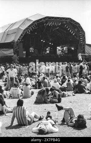 CROWD, HEATWAVE, NME STAGE, GLASTONBURY 95 : les festivaliers s'écrasent sur l'herbe dans la canicule estivale extrême au deuxième NME Stage Field et la foule au Glastonbury Festival, Pilton Farm, Somerset, Angleterre, 24 juin 1995. En 1995, le festival a célébré son 25e anniversaire. Beaucoup de gens ont lutté avec un coup de chaleur lors du week-end particulièrement chaud. Photo : ROB WATKINS Banque D'Images