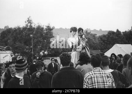 CIRCUS FIELD, GLASTONBURY 95 : des interprètes se produisent sur pilotis dans le Circus Field au Glastonbury Festival, Pilton Farm, Somerset, Angleterre, 24 juin 1995. En 1995, le festival a célébré son 25e anniversaire. Photo : ROB WATKINS Banque D'Images