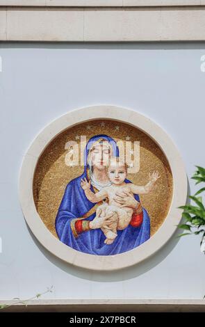 Beyrouth, Liban — 24.04.2023 : mosaïque en forme de Vierge sur un bâtiment à Beyrouth Banque D'Images