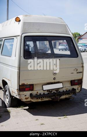 Minsk, Biélorussie, 21 mai 2024 - vue arrière vieille monospace Volkswagen transporter classique Banque D'Images