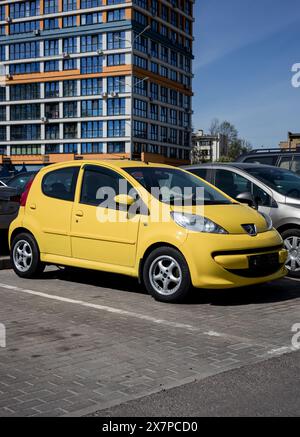 Minsk, Biélorussie, 21 mai 2024 - Yellow Peugeot 107 parking dans la rue Banque D'Images