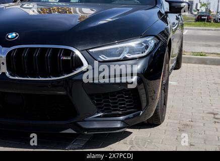 Minsk, Biélorussie, 21 mai 2024 - gros plan sur la calandre et le phare de BMW de luxe Banque D'Images