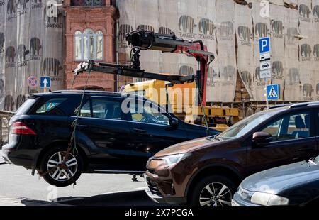 Minsk, Biélorussie, 21 mai 2024 - évacuation d'une voiture mal garée dans la ville Banque D'Images