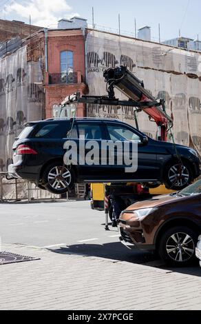 Minsk, Biélorussie, 21 mai 2024 - camion de remorquage charge la voiture après un accident de la circulation Banque D'Images