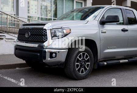 Minsk, Biélorussie, 21 mai 2024 - pick-up Toyota Tundra lourd garé dans les rues de la ville Banque D'Images