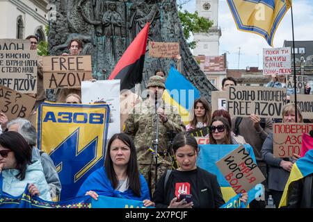 18 mai 2024, Lviv, Ukraine : des gens avec des banderoles pendant la manifestation dans le centre de Lviv. Des parents et des amis des défenseurs capturés de Marioupol, tenant des banderoles et des drapeaux, ont participé à la ''ne soyez pas silencieux. Capture Kills. Manifestation de deux ans de captivité à Lviv. L'événement, organisé par l'Association des familles de défenseurs d'Azovstal, a commémoré l'anniversaire de la captivité des défenseurs ukrainiens de l'usine d'Azovstal. Le 20 mai 2022, ces défenseurs quittent l'usine et sont capturés par les Russes. Plus de 2 000 soldats ukrainiens restent en captivité dans des conditions terribles Banque D'Images