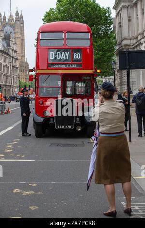Londres, royaume-uni 21 mai, 2024 vintage rouge d Day bus à impériale à l'extérieur de Downing Street Whitehall crédit : Richard Lincoln / Alamy Live News Banque D'Images