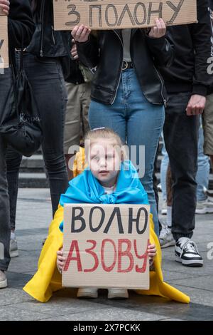 18 mai 2024, Lviv, Ukraine : une fille tient une banderole pendant la manifestation dans le centre de Lviv. Des parents et des amis des défenseurs capturés de Marioupol, tenant des banderoles et des drapeaux, ont participé à la ''ne soyez pas silencieux. Capture Kills. Manifestation de deux ans de captivité à Lviv. L'événement, organisé par l'Association des familles de défenseurs d'Azovstal, a commémoré l'anniversaire de la captivité des défenseurs ukrainiens de l'usine d'Azovstal. Le 20 mai 2022, ces défenseurs quittent l'usine et sont capturés par les Russes. Plus de 2 000 soldats ukrainiens restent en captivité sous terrible co Banque D'Images