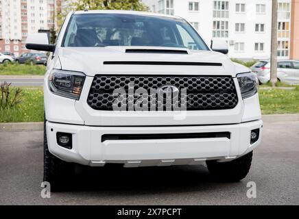 Minsk, Biélorussie, 21 mai 2024 - vue avant Toyota Tundra blanc pick-up Banque D'Images