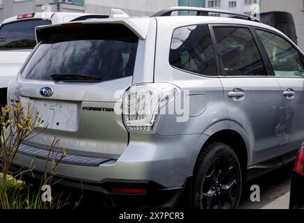 Minsk, Biélorussie, 21 mai 2024 - vue arrière Modern Subaru Forester garé dans la rue Banque D'Images