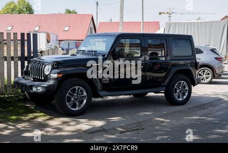 Minsk, Biélorussie, 21 mai 2024 - Jeep Wrangler Sahara moderne sur le parking Banque D'Images