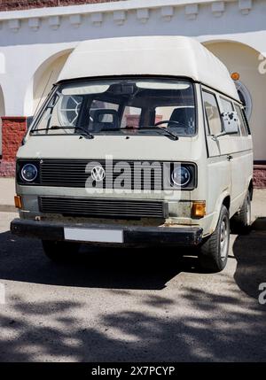 Minsk, Biélorussie, 21 mai 2024 - rétro voiture minibus Volkswagen transporteur dans la rue de Banque D'Images