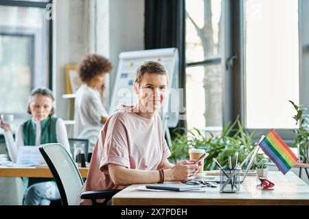 Femme joyeuse englouti dans le travail, avec le téléphone, avec ses divers collègues en toile de fond. Banque D'Images