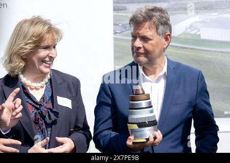 Wilhelmshaven, Allemagne. Wilhelmshaven, Allemagne. 21 mai 2024. Julia Prescot, présidente de NeuConnect, se tient aux côtés de Robert Habeck (Alliance 90/les Verts), ministre fédéral de l’économie et de la protection du climat, qui tient un morceau de câble dans ses mains au futur point d’atterrissage de la nouvelle ligne électrique NeuConnect. Pour faciliter le commerce et la distribution de l’électricité, un câble sous-marin de plusieurs centaines de kilomètres de long doit être posé entre l’Allemagne et le Royaume-Uni d’ici 2028. Il s'agit de la première connexion électrique directe entre les deux pays. Crédit : dpa Picture alliance/Alamy Live News Banque D'Images