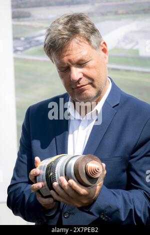 Wilhelmshaven, Allemagne. Wilhelmshaven, Allemagne. 21 mai 2024. Robert Habeck (Alliance 90/les Verts), ministre fédéral de l’économie et de la protection du climat, tient un morceau de câble dans sa main au futur point d’atterrissage de la nouvelle ligne électrique NeuConnect. Pour faciliter le commerce et la distribution de l’électricité, un câble sous-marin de plusieurs centaines de kilomètres de long doit être posé entre l’Allemagne et le Royaume-Uni d’ici 2028. Il s'agit de la première connexion électrique directe entre les deux pays. Crédit : dpa Picture alliance/Alamy Live News Banque D'Images