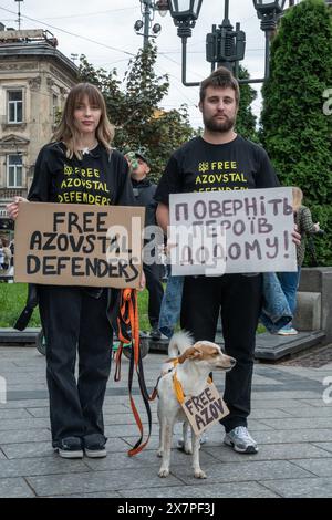 18 mai 2024, Lviv, Ukraine : une femme et un homme avec un chien tiennent des banderoles pendant la manifestation dans le centre de Lviv. Des parents et des amis des défenseurs capturés de Marioupol, tenant des banderoles et des drapeaux, ont participé à la ''ne soyez pas silencieux. Capture Kills. Manifestation de deux ans de captivité à Lviv. L'événement, organisé par l'Association des familles de défenseurs d'Azovstal, a commémoré l'anniversaire de la captivité des défenseurs ukrainiens de l'usine d'Azovstal. Le 20 mai 2022, ces défenseurs quittent l'usine et sont capturés par les Russes. Plus de 2 000 soldats ukrainiens restent en captivité Banque D'Images