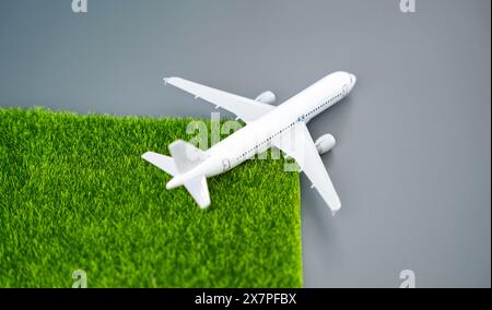Un avion de passagers laisse de l'herbe verte dans son sillage. Concept de respect de l'environnement et d'émissions propres. Transition vers un fu respectueux de l'environnement Banque D'Images