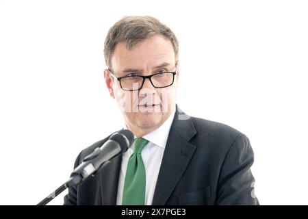 Wilhelmshaven, Allemagne. Wilhelmshaven, Allemagne. 21 mai 2024. Greg Hands, ministre d’État au ministère britannique du commerce et de l’industrie, prend la parole lors d’une cérémonie symbolique d’inauguration au futur point d’atterrissage de la nouvelle ligne électrique NeuConnect. Un câble sous-marin de plusieurs centaines de kilomètres de long doit être posé entre l’Allemagne et le Royaume-Uni d’ici 2028 pour faciliter le commerce et la distribution de l’électricité. Il s'agit de la première connexion électrique directe entre les deux pays. Crédit : dpa Picture alliance/Alamy Live News Banque D'Images